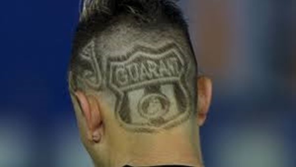 Saçına Logoyu Kazıtması Da Yetmedi...