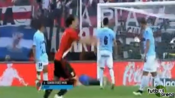 Frikikten harika gol attı