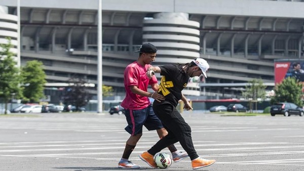 Milan'lı Oyuncuyla Sokak Futbolunun Efsanesi Kapıştı