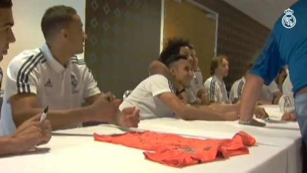 Real Madrid'li oyuncular taraftarlarla buluştu