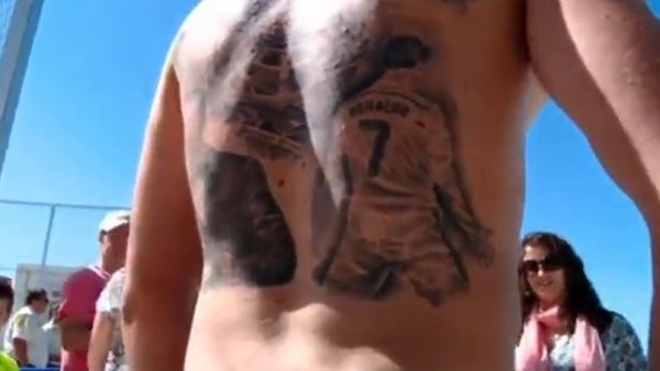 Cristiano Ronaldo'yu Vücuduna Kazıdı