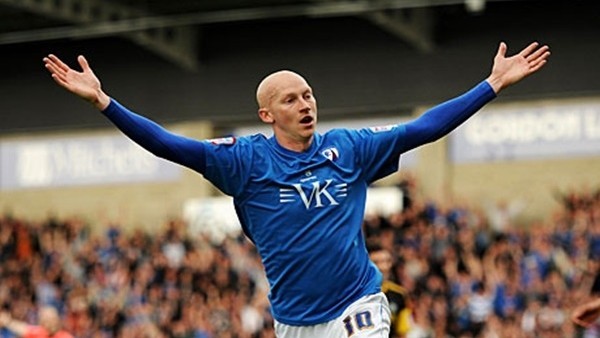 Top kalecinin eline yapışınca