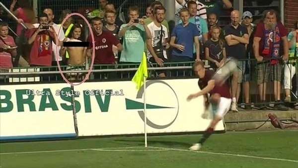 Kadın taraftar futbolcunun motivasyonunu böyle bozdu