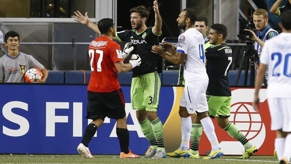 Son dakikadaki penaltı kavga çıkardı