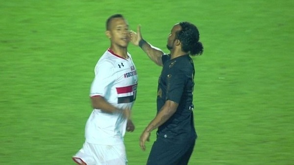 Maç içinde tokat savaşı!