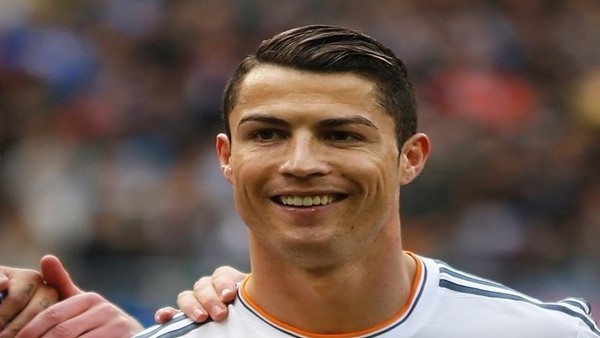 Cristiano Ronaldo saç şeklini hayranlarına sordu