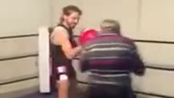 Genç Boksörün Ağzını Burnunu Kıran Adam