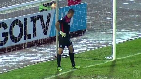 Kaleci Rakip Takıma Golü Hediye Etti