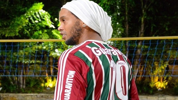 Ronaldinho frikik çalışıyor