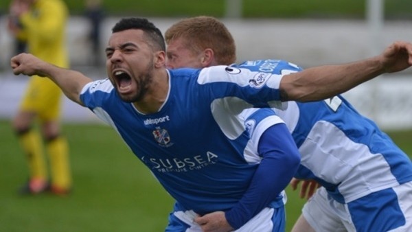 Kafayla tam köşeye çaktı...