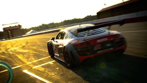 Jet motorlu tır asfaltı ağlattı