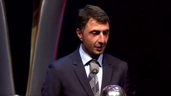 Şota ödül gecesinde kırdı geçirdi