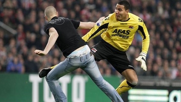 Trabzonspor'un Yeni Kalecisinden Taraftara Tekme