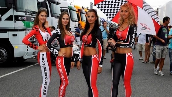 Çek Kızlar Padoku Isıttı