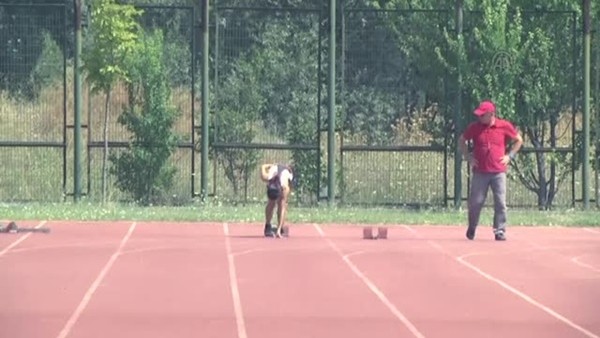 Engeline aldırış etmeden zirveye koştu