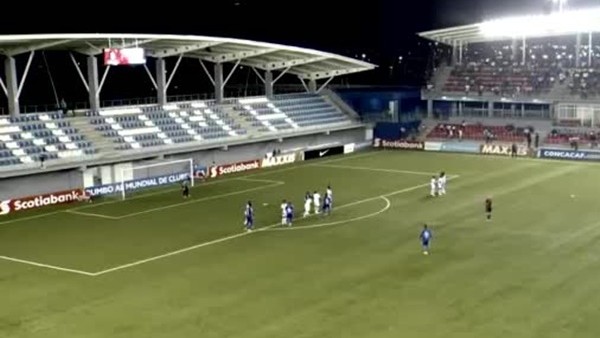 Kaleci 'kucaklayayım' derken...