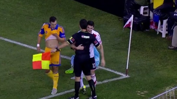 Lucas Alario Yardımcı Hakeme Sarıldı