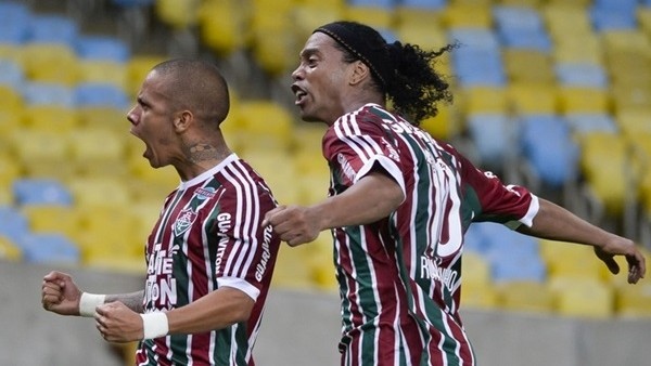 Ronaldinho sahaya ayak bastı