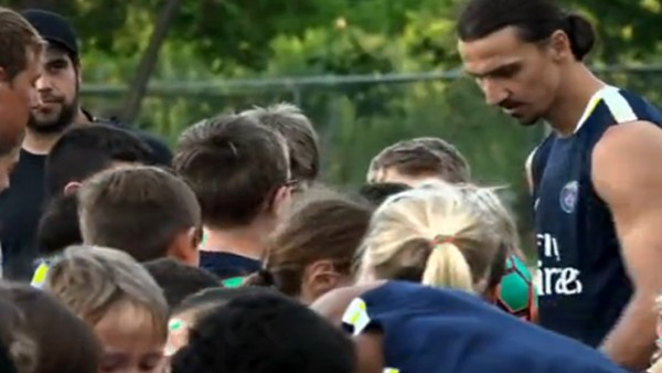 İbrahimovic Çocuklara İmza Dağıttı