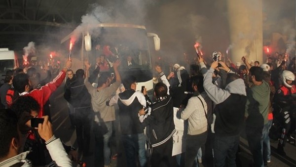 Beşiktaş meşaleler eşliğinde karşılandı