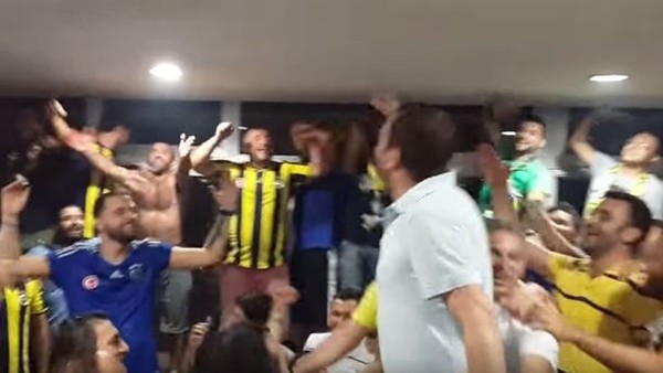 Fenerbahçe taraftarından müzik resitali