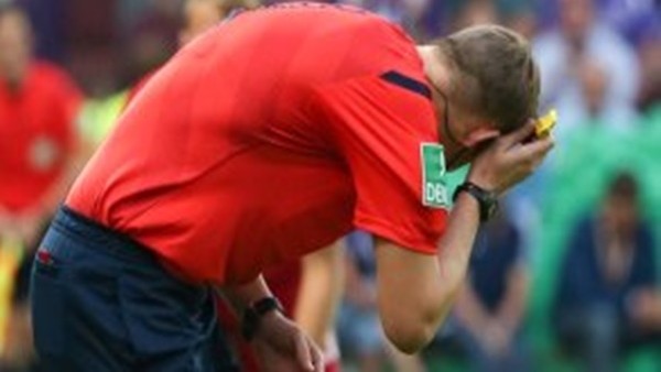 Hakeme atılan çakmak maçı tatil ettirdi!