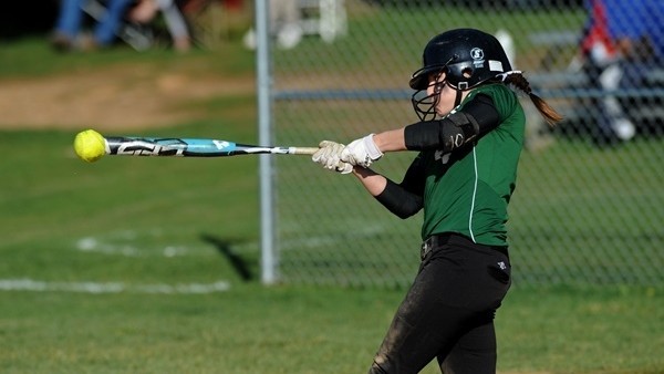 Softball oyuncusundan inanılmaz hareket