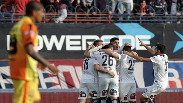 Bir yemek için diğeri atmamak için uğraştı