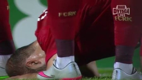 Gökdeniz Karadeniz gol attı ve secdeye yattı