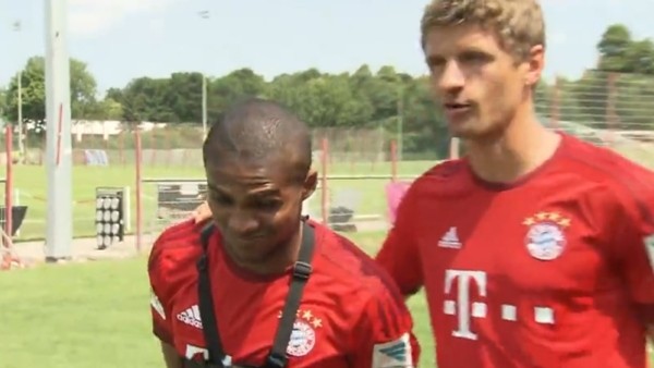 Bundesliga Oyuncuları korner atışında kapıştı