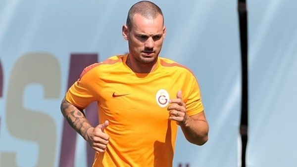 Sneijder'den Müthiş Vole!