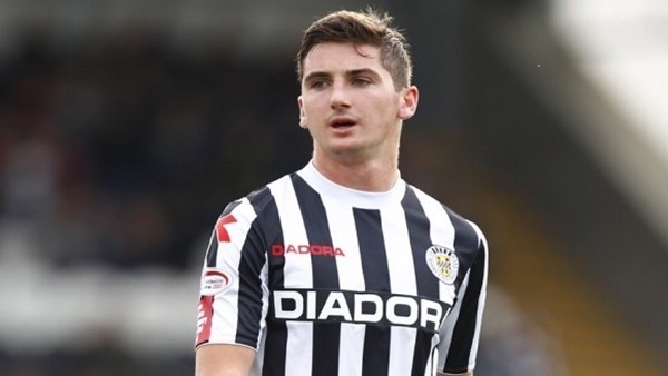 Kafayla aşırtma golü attı