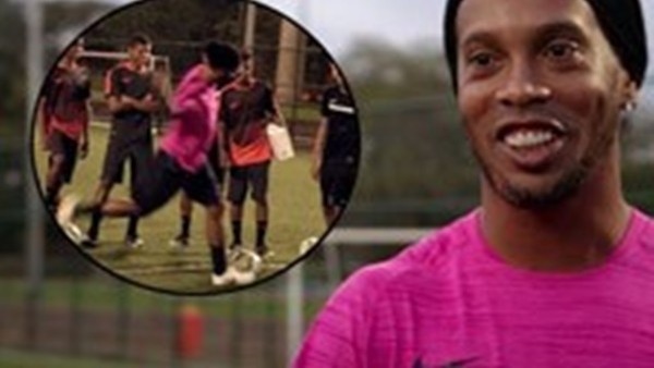 Ronaldinho'dan Gençlere Direk Vurma Dersi