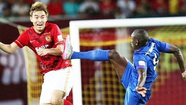 Demba Ba Rakibini Öldürüyordu