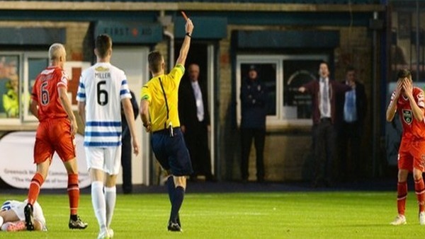 Hakem Oyuncuyu Dışarı Gönderdi..