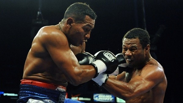 Rakibinin kız arkadaşının kalçasına vurdu