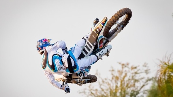 Motorsikletiyle dalgalarda sörf yaptı