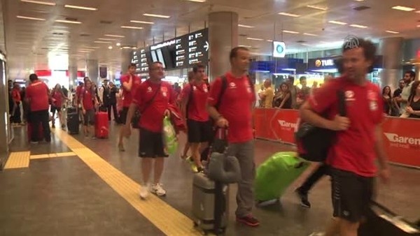 Milli Türk yüzücüler İstanbul'a geldi