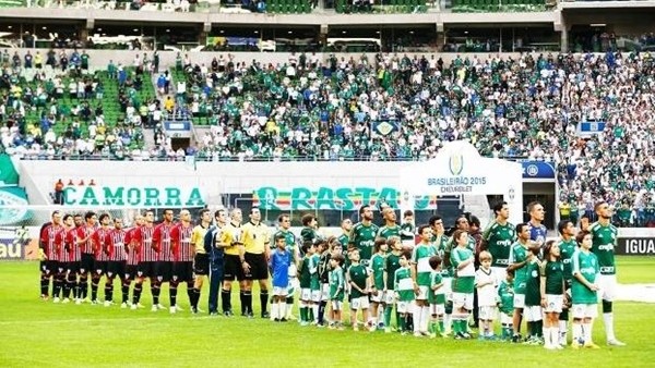 Seramoniye köpeklerle çıktılar