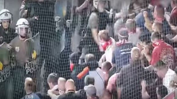 Yunan polisi acımadı