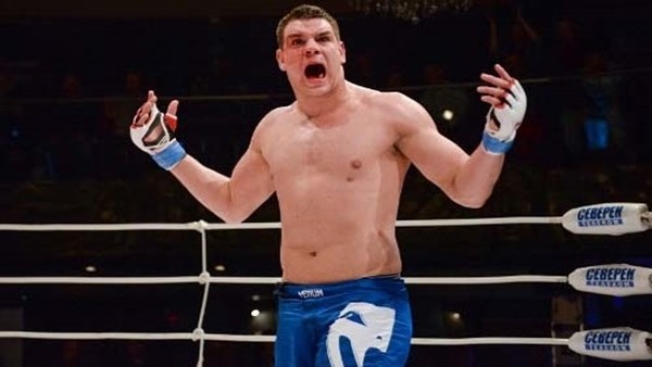 Tekmeyi attığı ayağı kırıldı