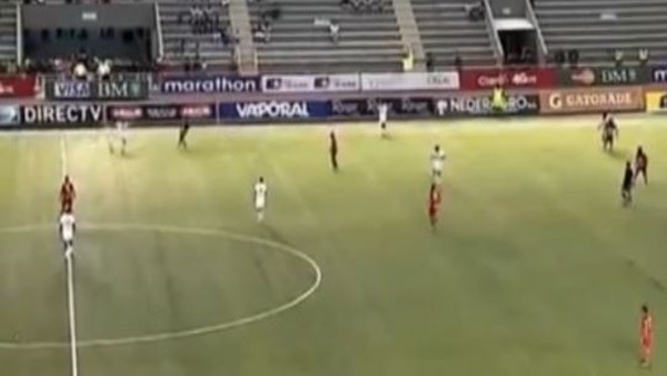 Kendi kalesine müthiş gol