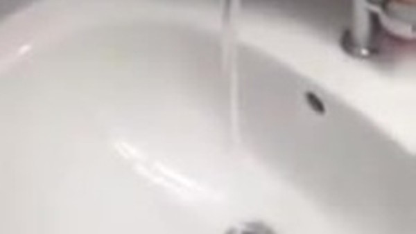 Kendini Formula 1 aracı zanneden musluk