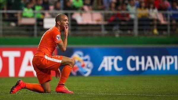 Tribünden gelen cisim şok etti