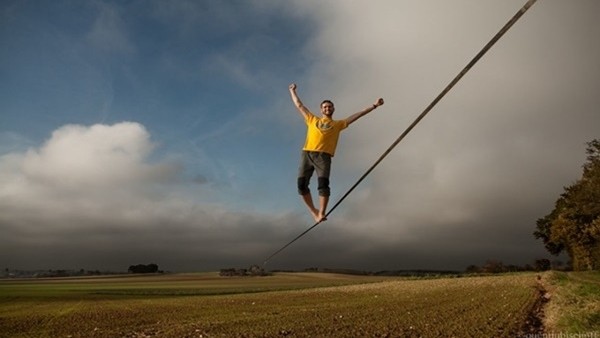 Havada 403 metre yürüdü