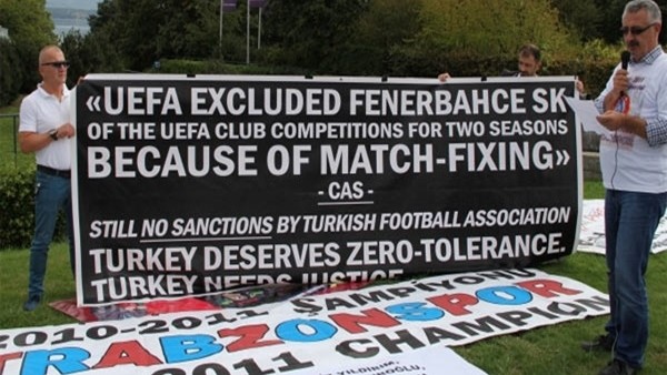 UEFA Genel Merkezi önünde şike protestosu
