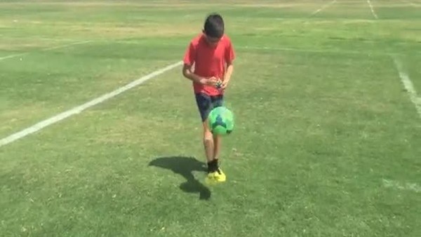 Hem top sektirdi hem Rubik Küp'ü çözdü!