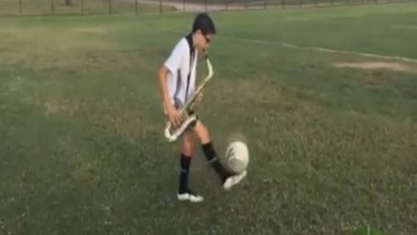 11 yaşında hem çaldı hem oynadı