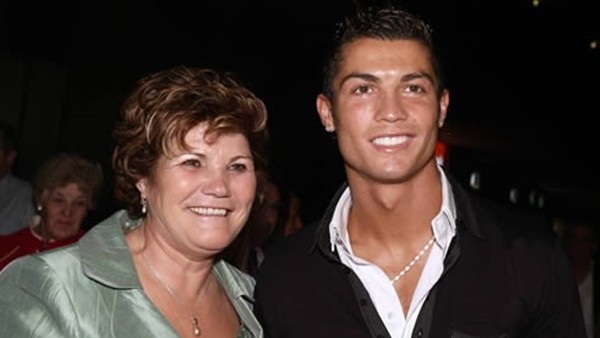 Ronaldo'nun annesi oğlunu aratmadı