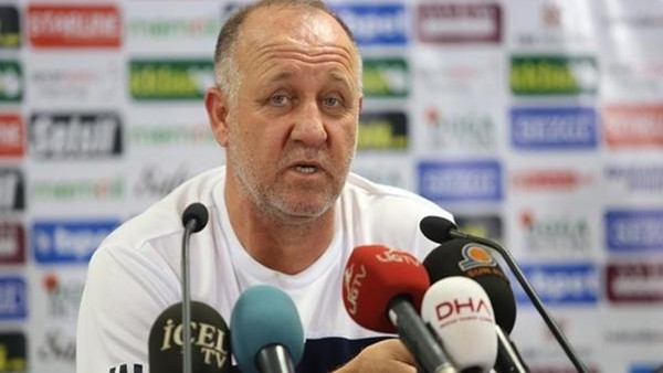 Mesut Bakkal oyuncularını ve hakemi kutladı